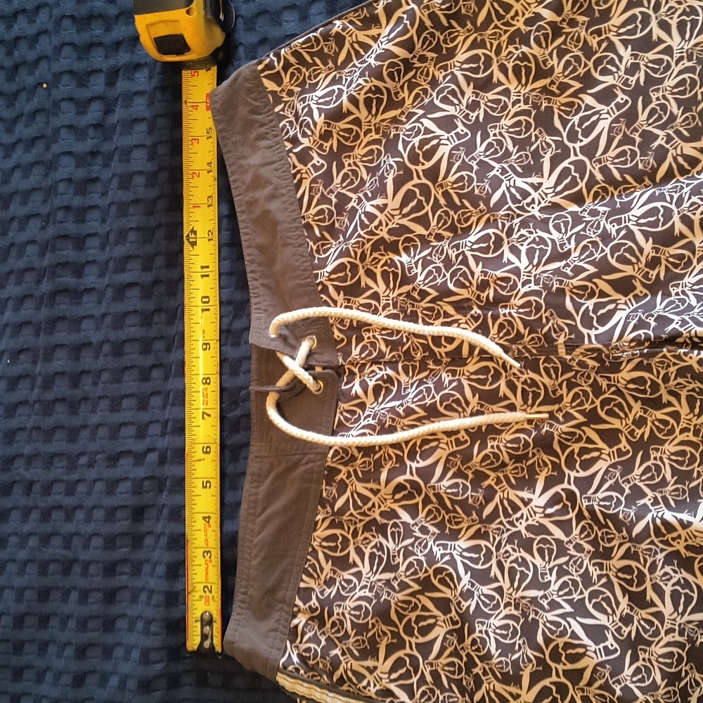 Men's Athletic Shorts with Leaf Pattern - Picture 2 of 3